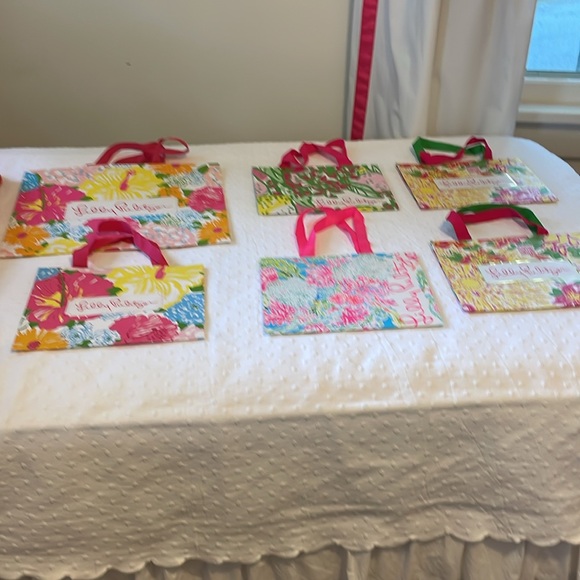 Lilly Pulitzer paper gift bags set of 6 - Picture 4 of 4